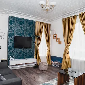  Apartment Centre Flat: 2-bedroom With Parking